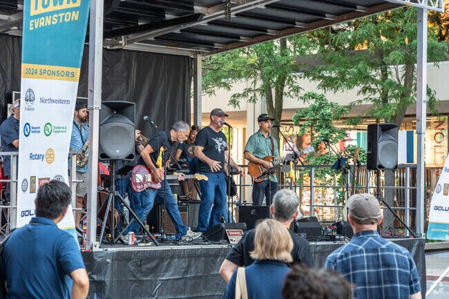 Everyone enjoys the music performance during Downtown Summer Sounds in Downtown Evanston.