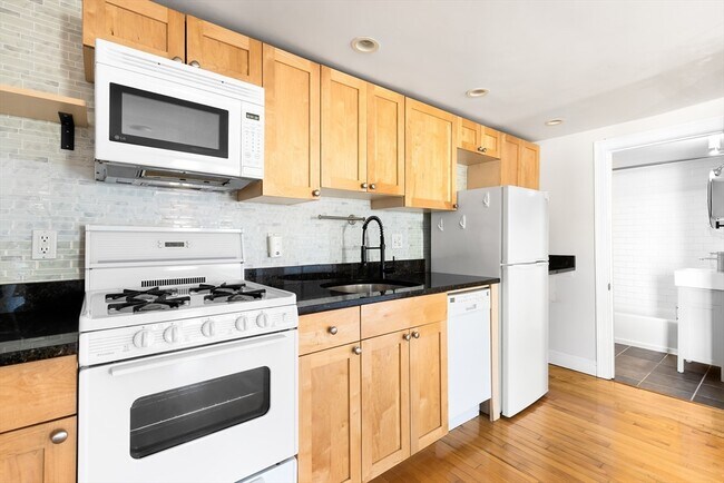 341 Cambridge St unit 3, Cambridge, MA 02141 - photo 2