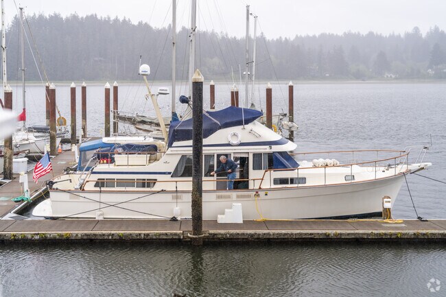 Residents of Florence can boat year-round due to the mild climate.