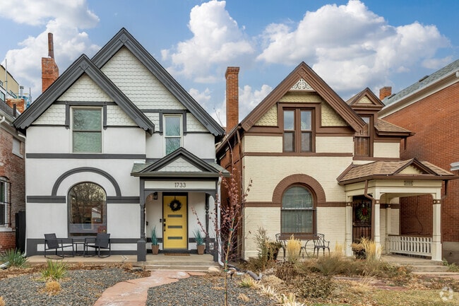Close two-story houses are common to find within the Uptown neighborhood.