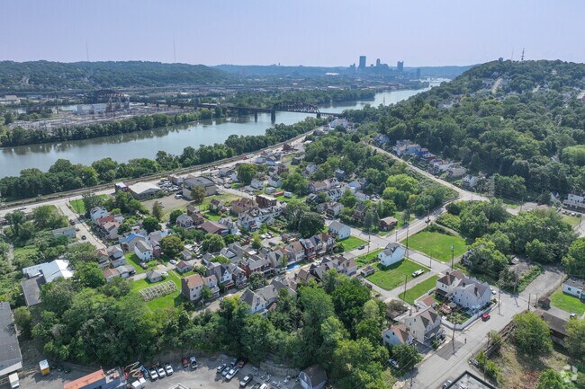 Downtown Pittsburgh is only 5 miles from Esplen.