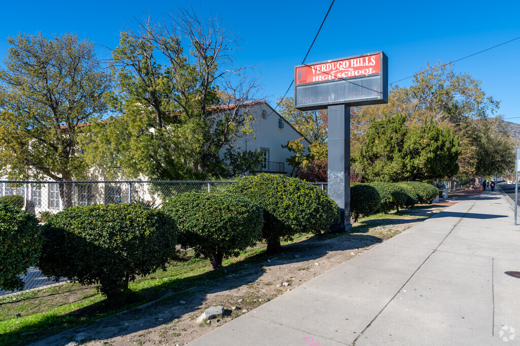 Verdugo Hills High School is located at 10625 Plainview Ave., Tujunga, California.