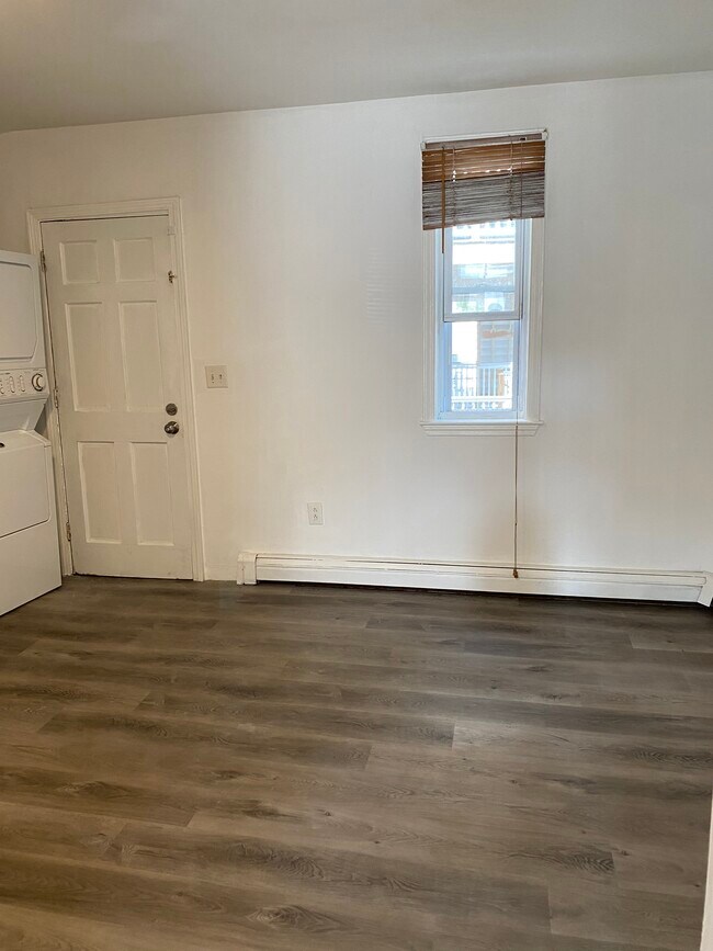 Kitchen with washer/ dryer
