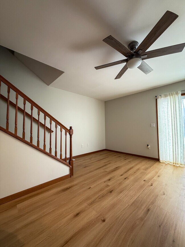 2940 Samuel Ct SW unit A, Cedar Rapids, IA 52404 - photo 3