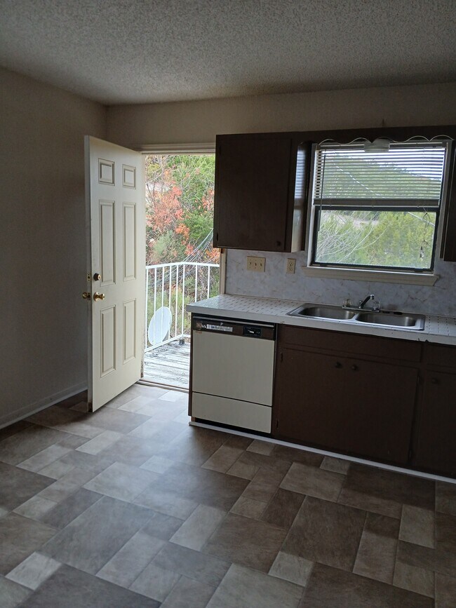 913 N 7th St unit C, Copperas Cove, TX 76522 - photo 4