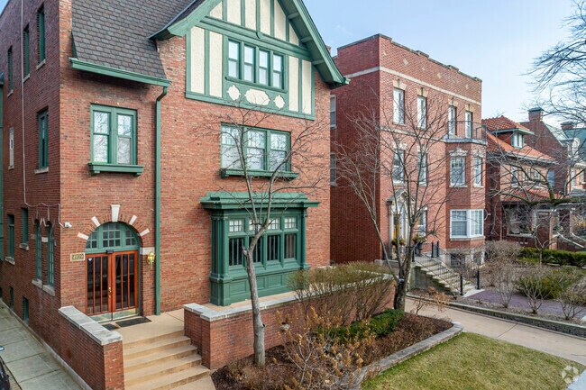 Prairie House style homes are a beautiful and popular style in Kenwood.