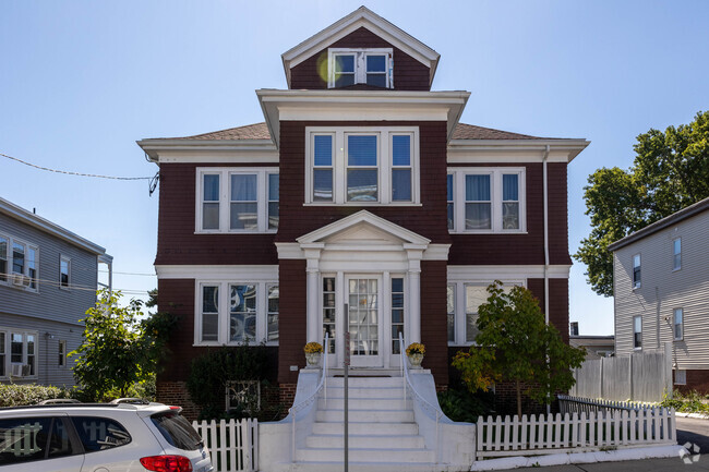 Stately Italianate style houses will catch your eye when walking around Bellingham Square.