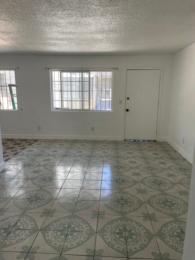 711 W 81st St, Los Angeles, CA 90044 - photo 2