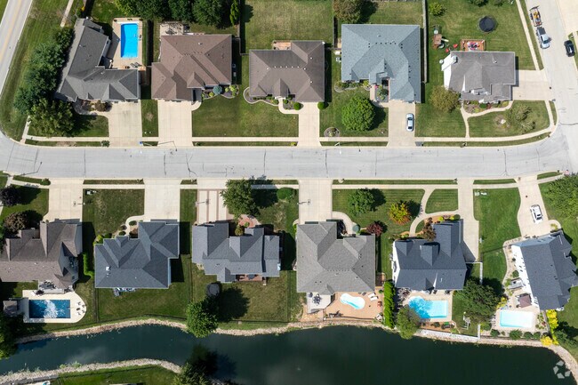 Pond views and well kept streets are a highlight of Lake Pointe's cleanly charm.