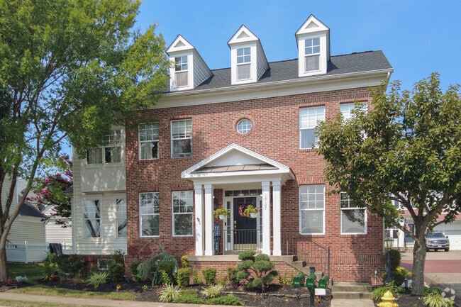 Larger homes in Braemar have Colonial-inspired designs and architecture.