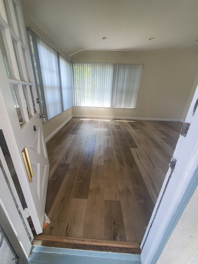 13527 Burbank Blvd, Van Nuys, CA 91401 - photo 2