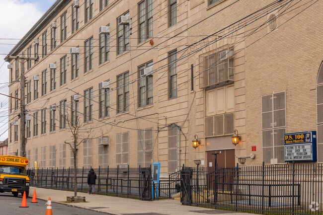 Glen Morris Elementary is an above average school located in South Ozone Park.