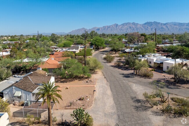 Curved streets in San Clemente are a treat compared to most of Tucson's grid-style streets.