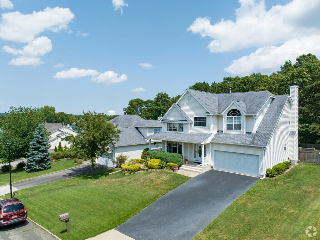 5121 Village Cir E, Manorville, NY 11949 MLS ONE3498156