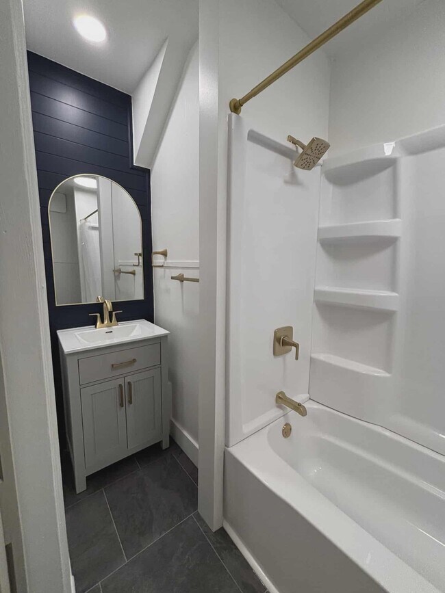 1400 Central Ave unit 2, Dubuque, IA 52001 - photo 3