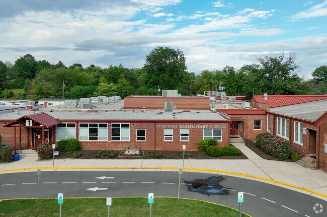 Dumfries Elementary School has a student-teacher ratio of 17-1.