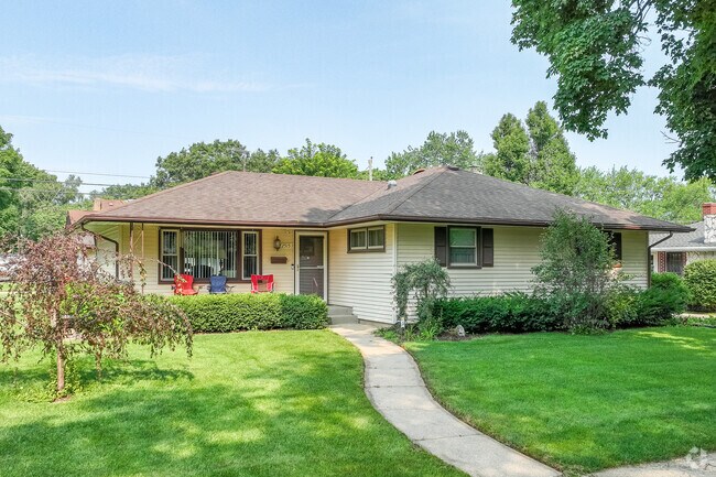 Ranch homes with winding sidewalk paths to the front door are charming in Hillview.