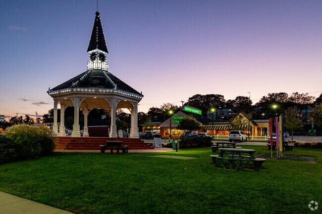 Garden City Center has all the awesome amenities right in the heart of Garden City.