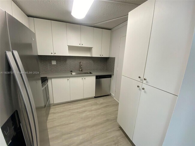 Chelsea Bayview unit OCEAN VIEW, Hallandale Beach, FL 33009 - photo 3