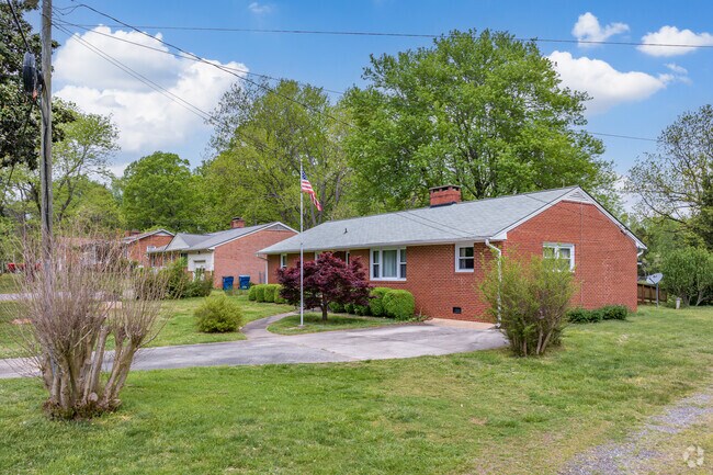 Brick ranch homes occupy spacious lots in Ritters Lake.