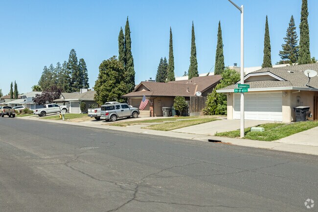 The streets of Cresthaven are very walkable.
