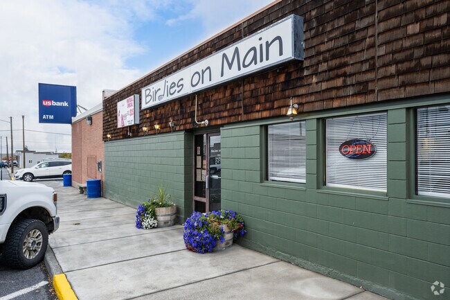 Birdie's on Main is a popular sports bar in Downtown Warden.