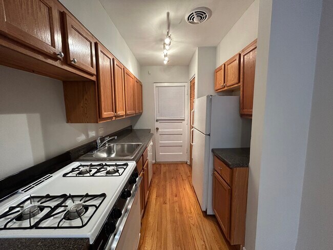 6535 N Mozart St unit 1R, Chicago, IL 60645 - photo 4