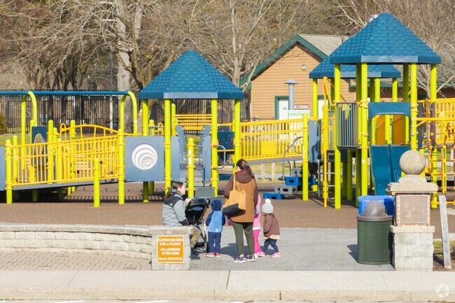 Saxon Woods park is the perfect spot for a meet up for your kids in Quaker Ridge.