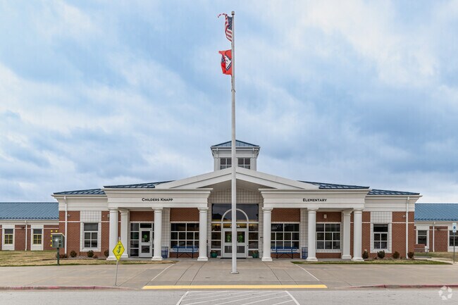 Linda Childers Knapp Elementary School has a student-teacher ratio of 18 to 1.