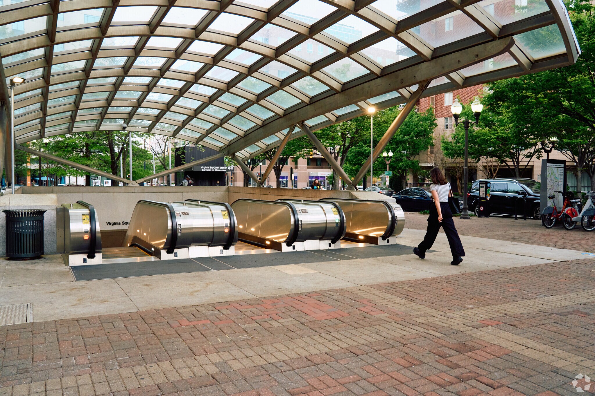 The Virginia Square Metro offers public transportation as well as some small cafes nearby.