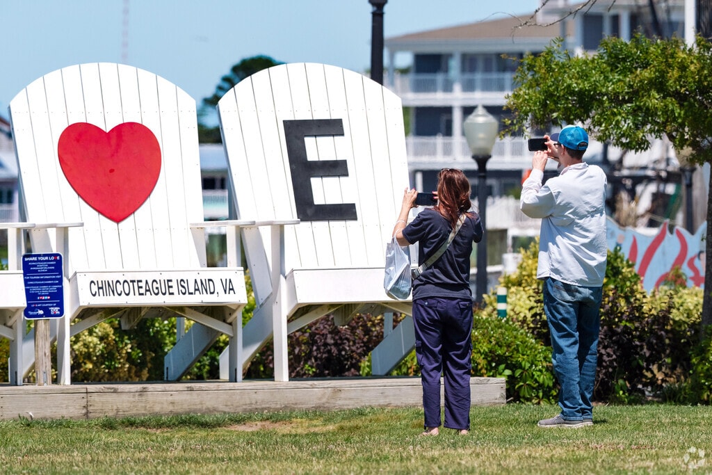 Tourist admiring one of Virginia's iconic LOVEwork signs.