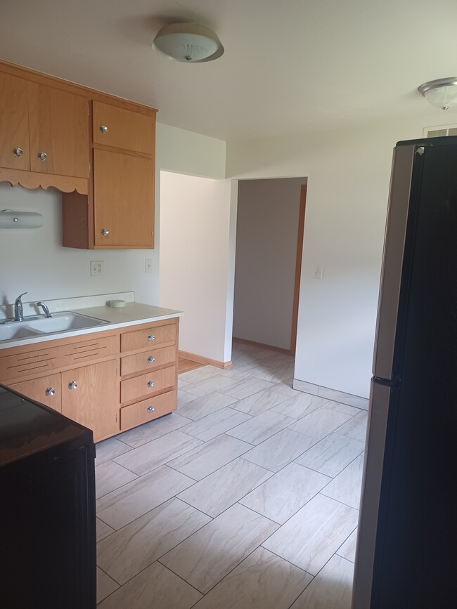 211 W Decorah Rd, West Bend, WI 53095 - photo 7