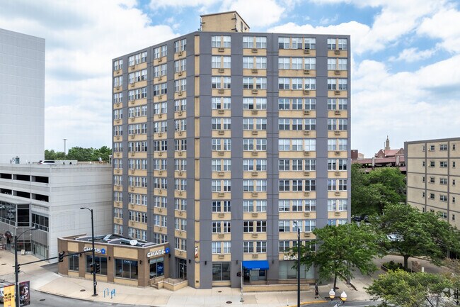 Sheridan Lake - 6401 N Sheridan Rd, Chicago, IL 60626 - photo 2