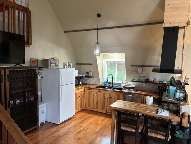 432 N Yodel Ln unit Upstairs, Otis, OR 97368 - photo 4