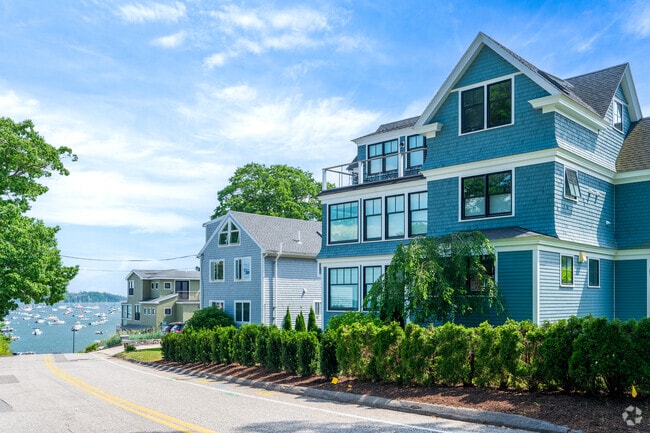 Cumberland Foreside homes range from inland farmhouses to waterfront estates.