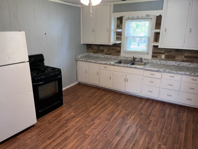 611 N Race St unit Garage, Glasgow, KY 42141 - photo 4