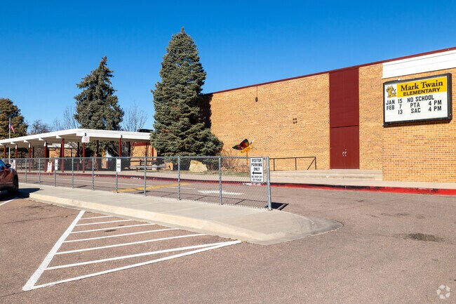 Twain Elementary is located in the north end of the Knob Hill neighborhood.