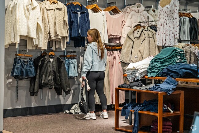 Meadow Park offers diverse shopping options, from cozy boutiques to popular grocery spots.