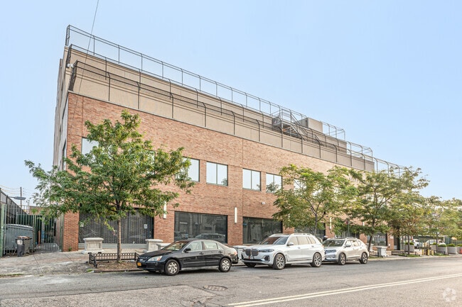 Yeshivat Darche Eres serves children from PK, K through third grade in Brooklyn.