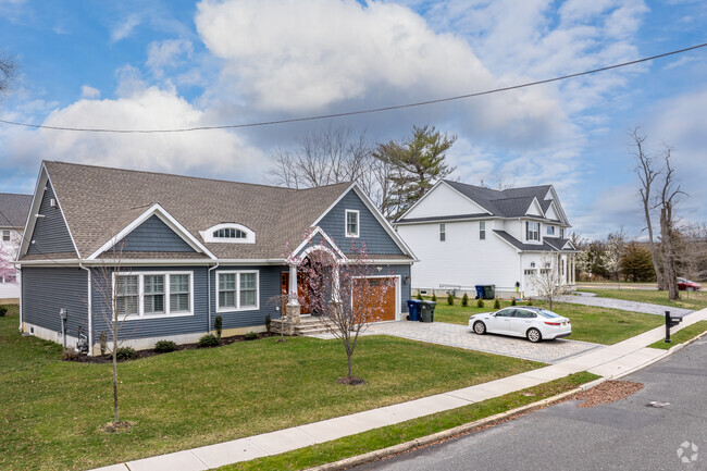 Oakhurst homes are primarily single-family, each with its own unique character.