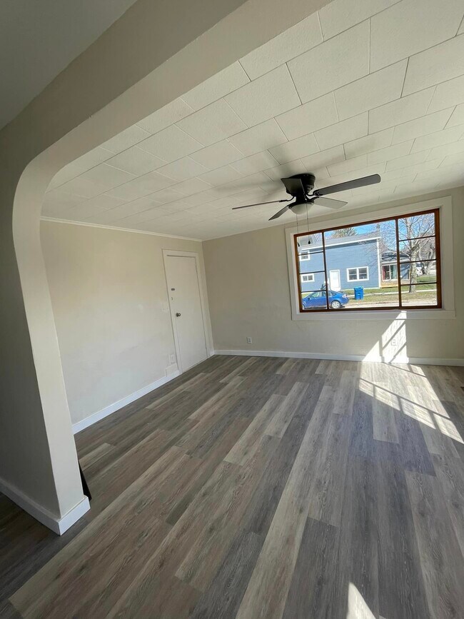 308 5th St unit 2, Ludington, MI 49431 - photo 2