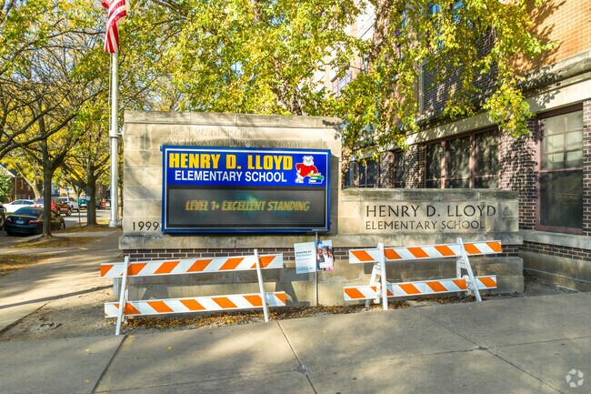 Lloyd Elementary School has an overall grade of C- from Niche.com.