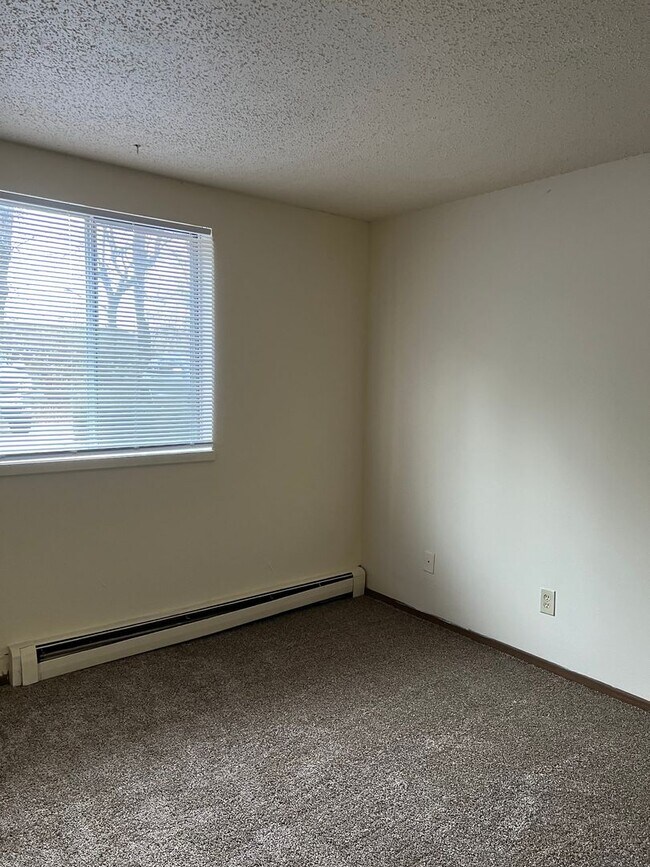 1/2 OFF 1ST MONTHS RENT!!! APPLY TODAY CHAD ESTATES, Des Moines, IA 50322 - photo 4