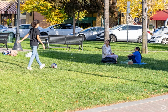 Richmond Ranch families love Evergreen Village Square’s kid-friendly open areas.