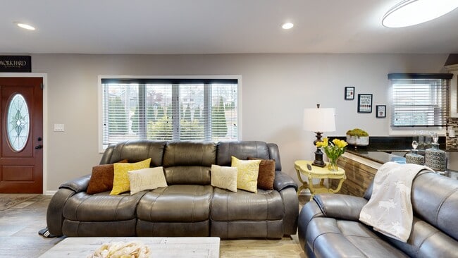 18 Pinetree Dr, Parlin, NJ 08859 - photo 2