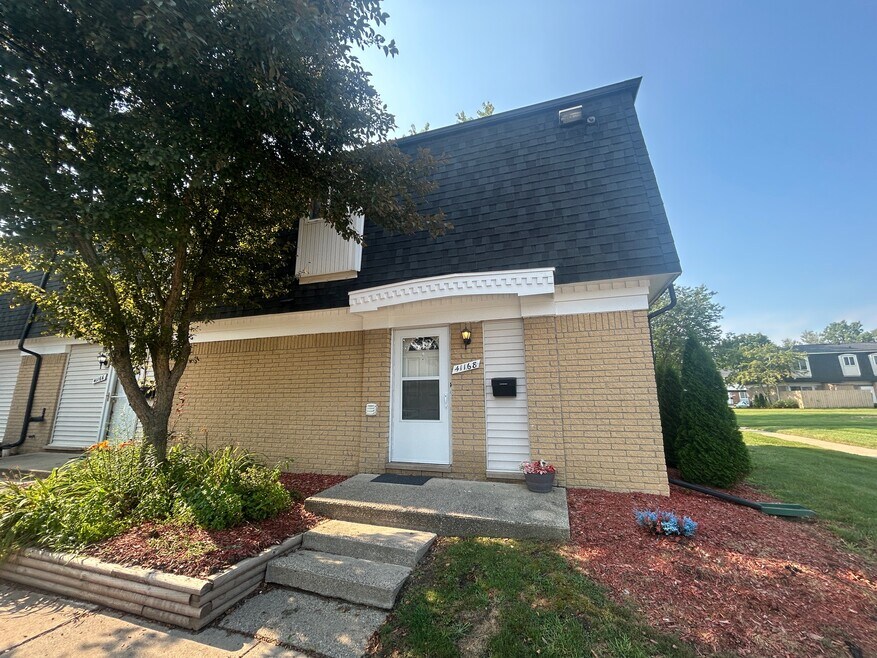 41168 N Woodbury Green Dr, van Buren Township, MI 48111 - photo 1