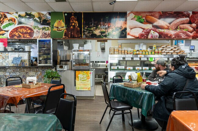 Sin Limite Taqueria is a local hot spot in Lincoln Park.