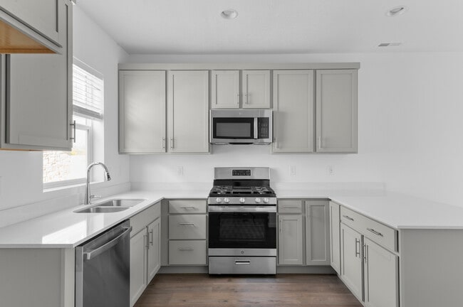 570 N Buffalo Grass Ln, Lindon, UT 84042 - photo 6