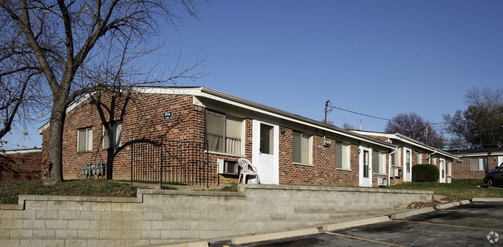 Camelot Apartments, Saint Ann, MO 63074 - photo 1