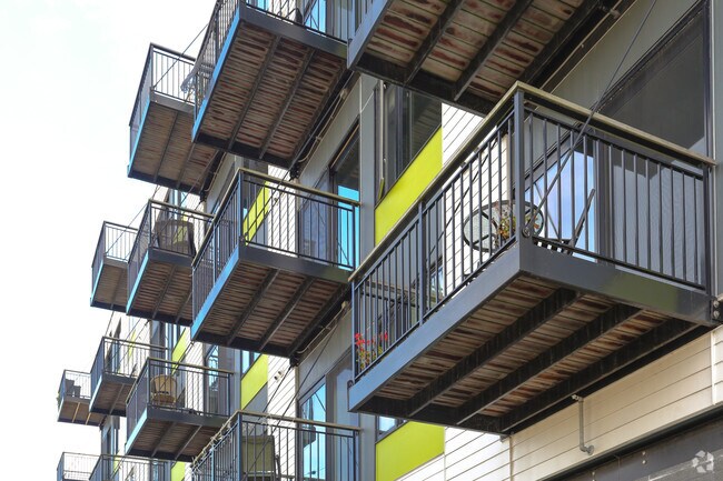 Dwell Bay View, Milwaukee, WI 53207 - photo 4